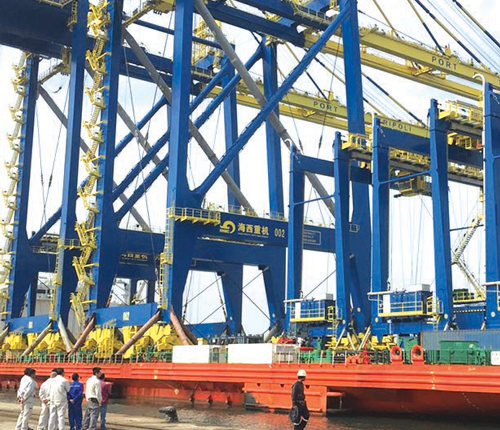 رافعات «غلفتينر» العملاقة، المخصصة لتفريغ الحاويات، في مرفأ طرابلس